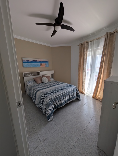 Dormitorio con cama doble y luz natural